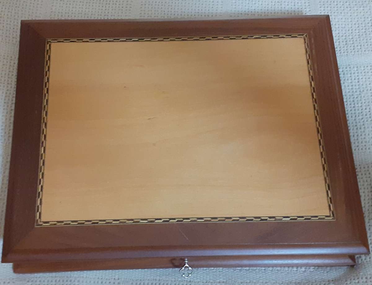 1977 queens silver jubilee sterling silver stamps of royalty 466 gr .925  pure silver.