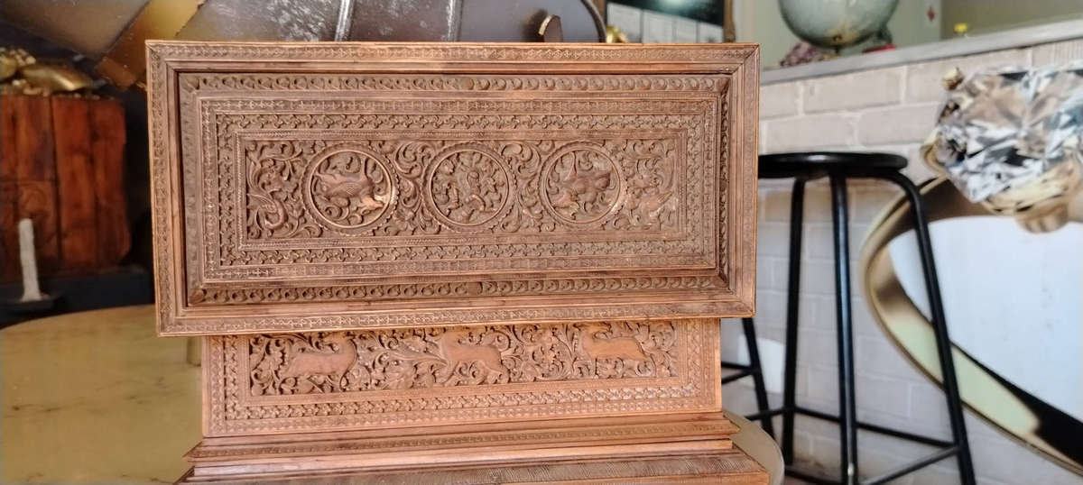  Vintage Hand-Carved Wooden Keepsake Box  Exquisite Artisan Craftsmanship