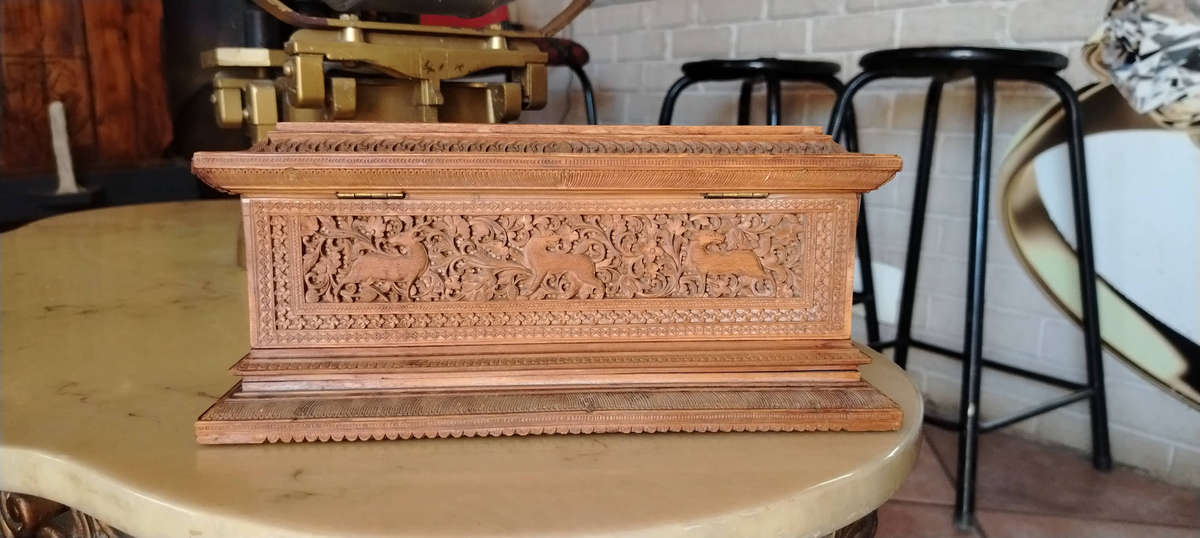 Vintage Hand-Carved Wooden Keepsake Box  Exquisite Artisan Craftsmanship