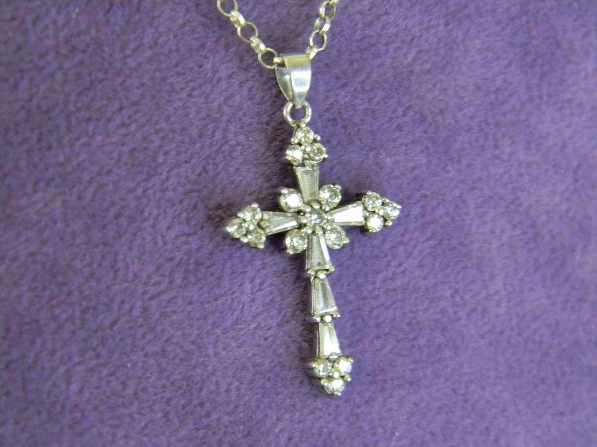 SILVER NECKLACE WITH CROSS