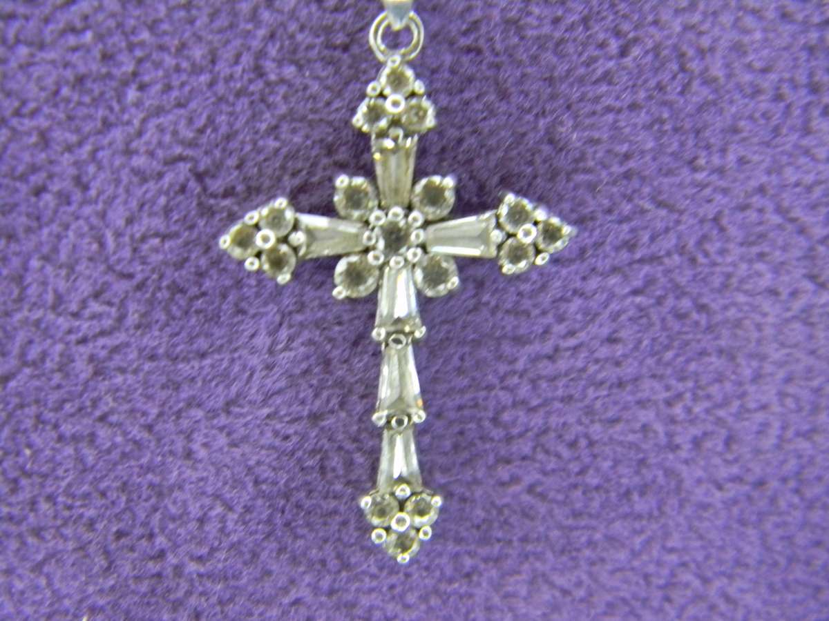 SILVER NECKLACE WITH CROSS