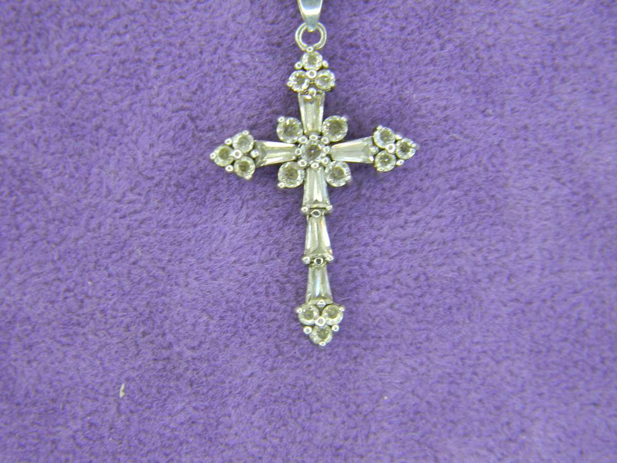 SILVER NECKLACE WITH CROSS