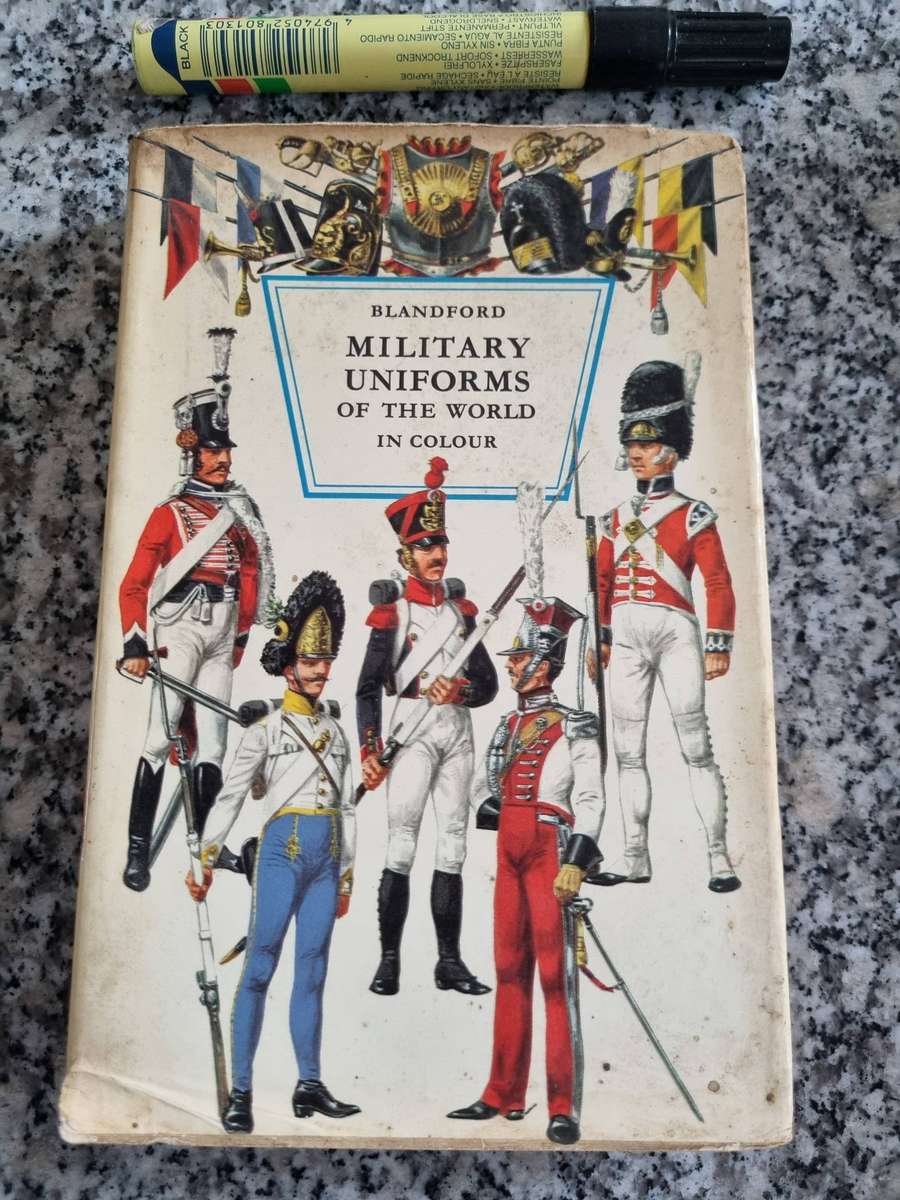 BLANDFORD MILITARY UNIFORMS OF THE WORLD in Colour 1968 ( army )