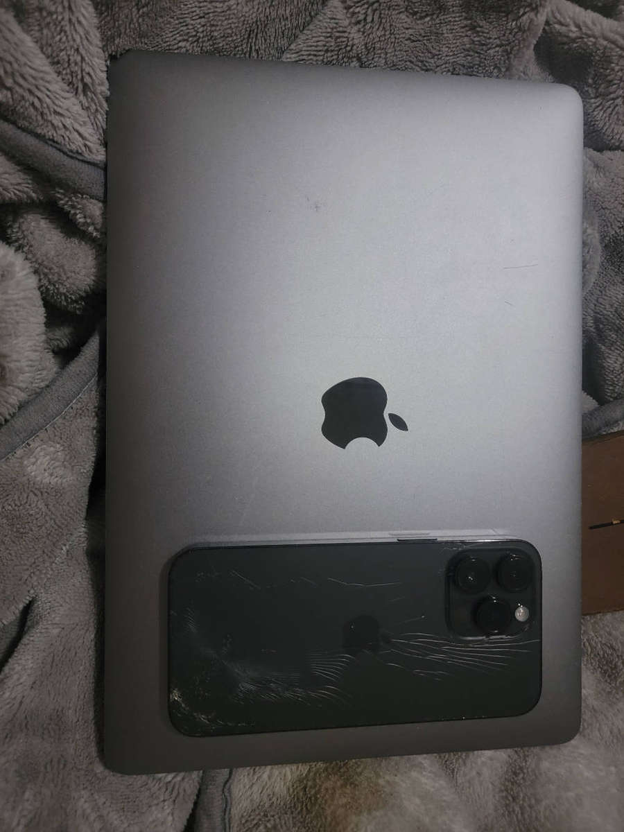 IPhone 14 pro max and MacBook pro 2017