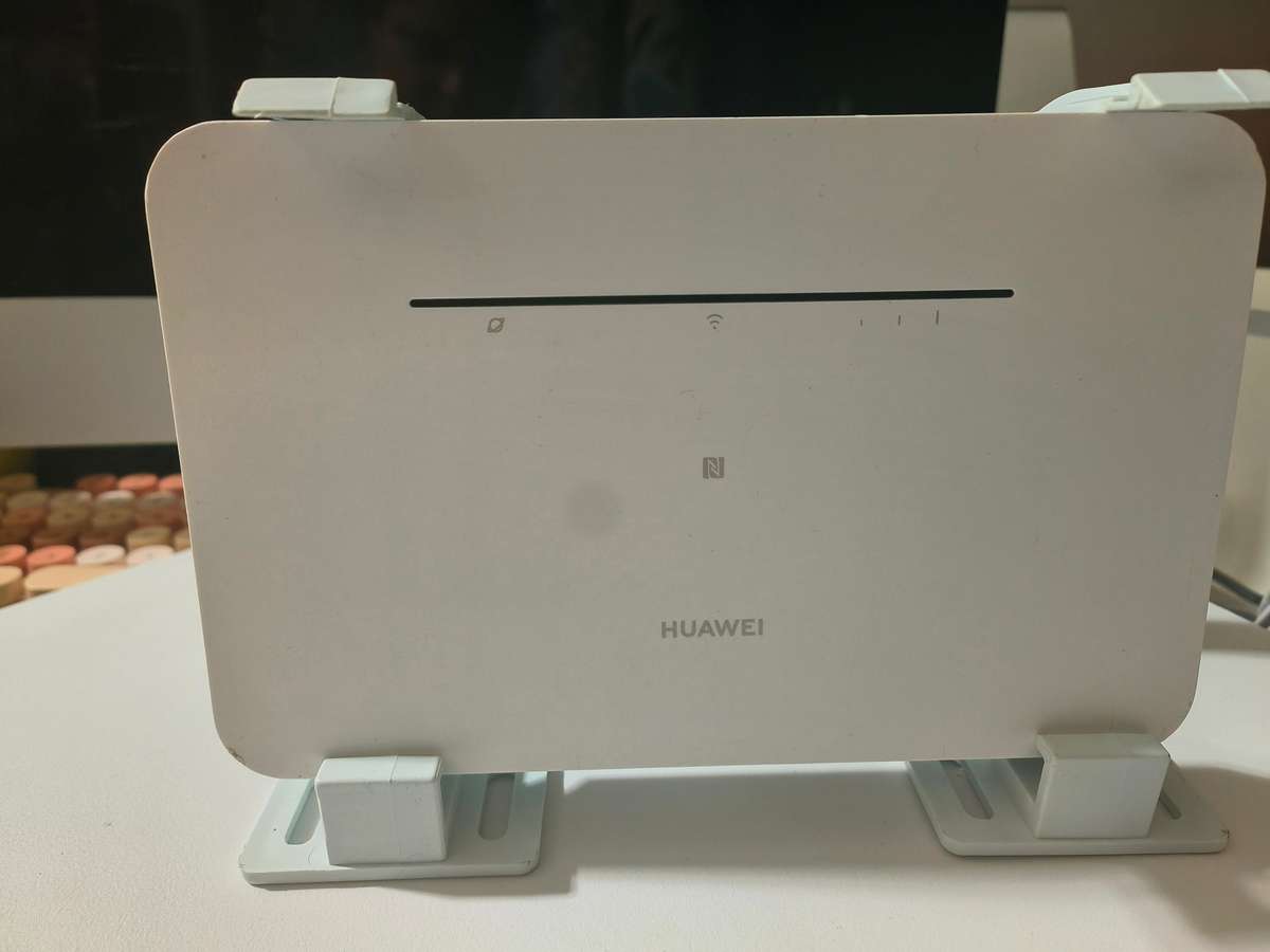 Huawei B311B-853 4G Lte router (It take a SIM CARD)