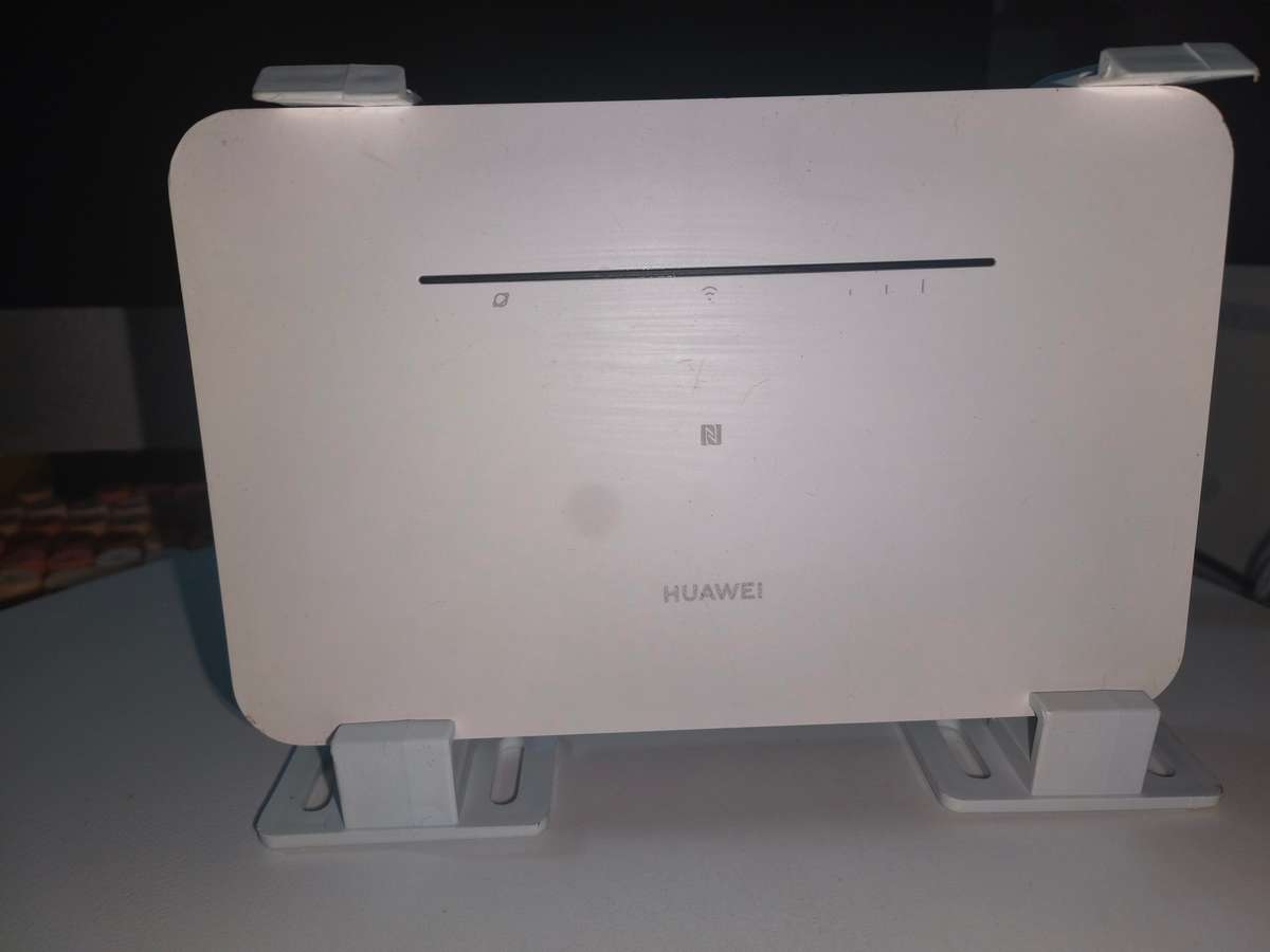 Huawei B311B-853 4G Lte router (It take a SIM CARD)