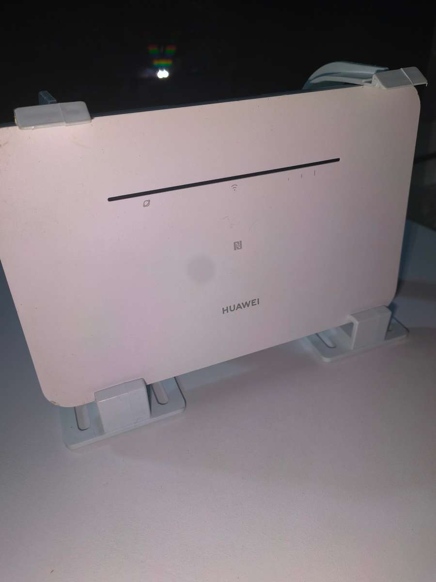 Huawei B311B-853 4G Lte router (It take a SIM CARD)