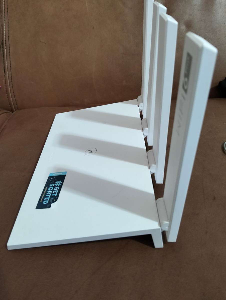 HUAWEI WiFi AX3 Dual-Core Model WS7100 - Doesn't take a sim