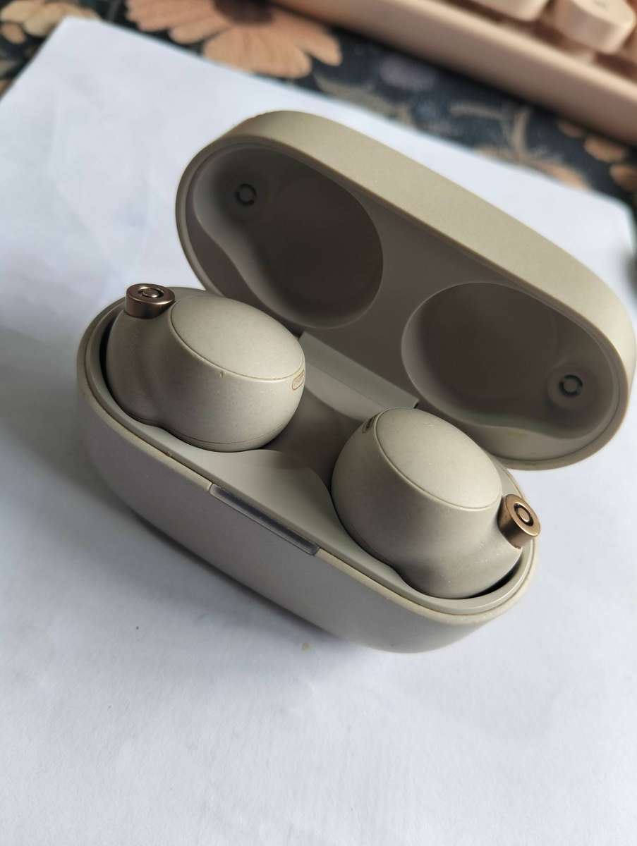 Sony WF-1000XM4  Leading Noise Canceling Truly Wireless Earbud Headphones