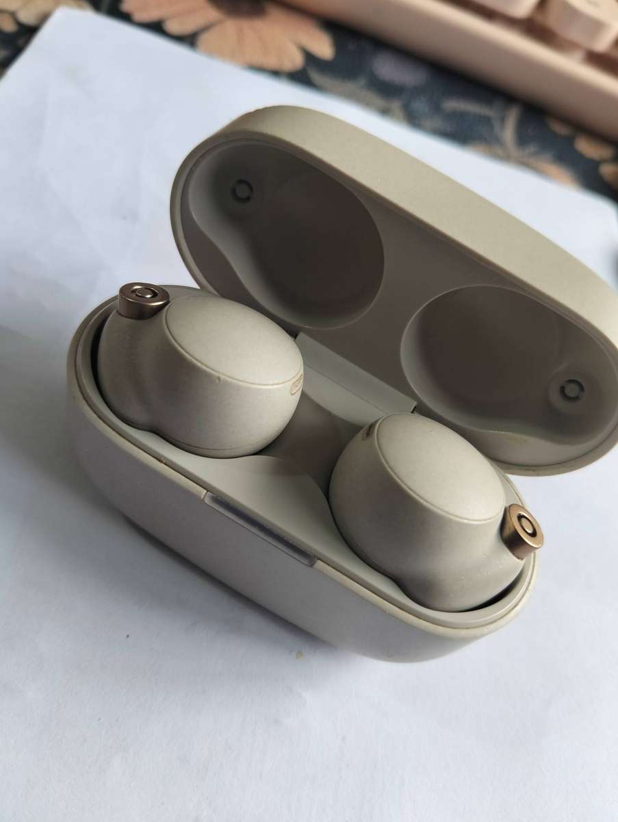 Sony WF-1000XM4  Leading Noise Canceling Truly Wireless Earbud Headphones