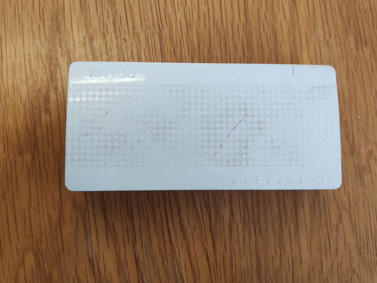 Tenda 8- port/100Mbps Dektop Switch model:S108