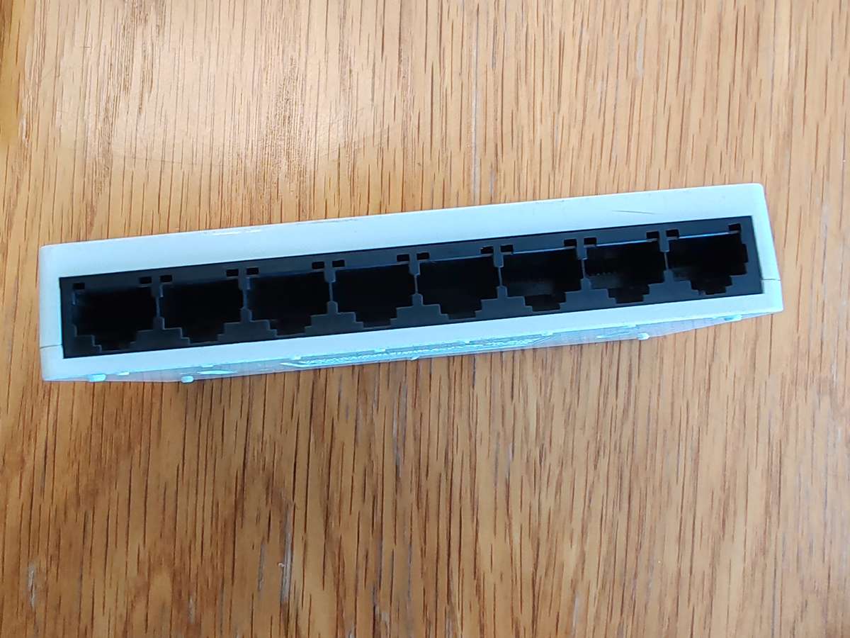 Tenda 8- port/100Mbps Dektop Switch model:S108