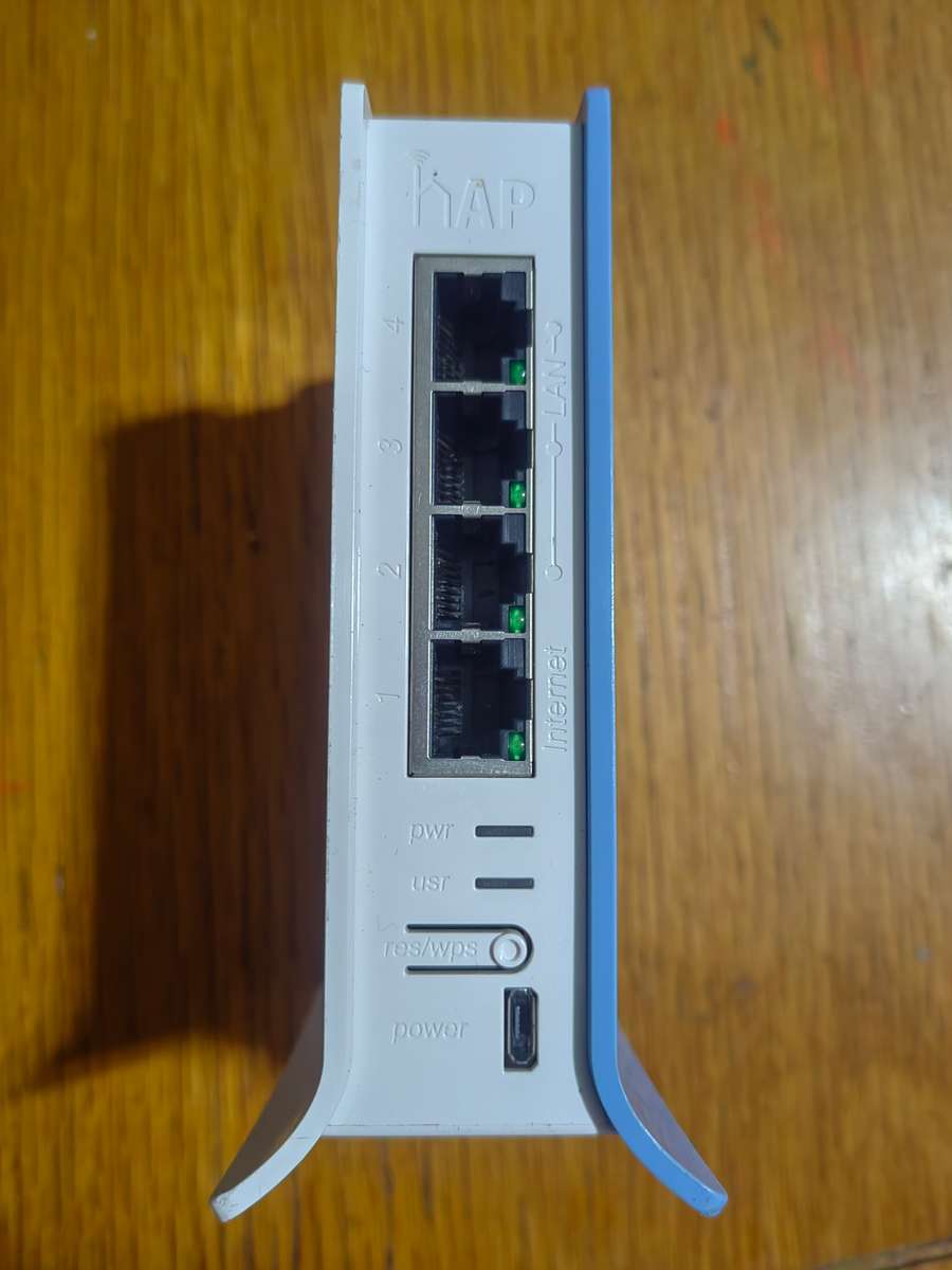 MikroTik hAP lite SOHO 2GHz WiFi Router - network switch (It does not take a SIM CARD)