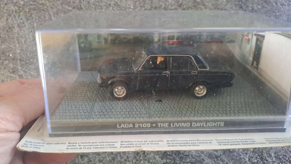 LADA 2105 The Living Daylights James Bond 007 1/43 Universal Hobbies Fabbri VAZ