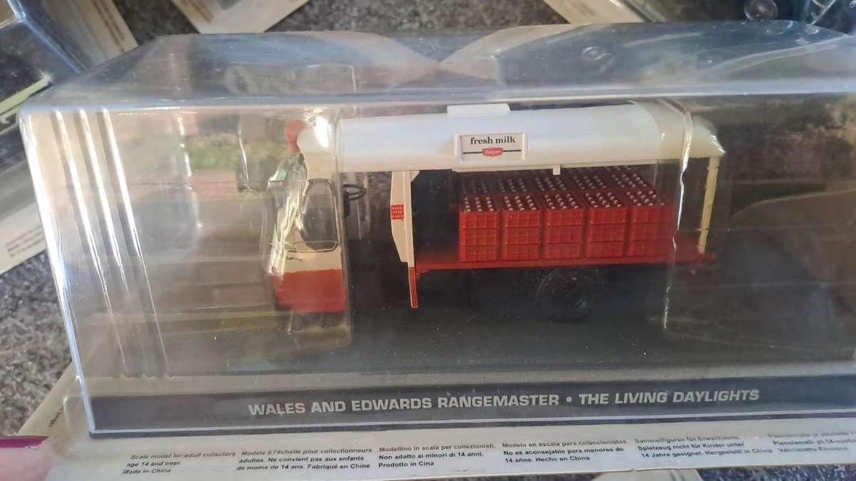 JAMES BOND COLLECTION 1:43: NO. 130 WALES AND EDWARDS RANGEMASTER MILK FLOAT - THE LIVING DAYLIGHTS