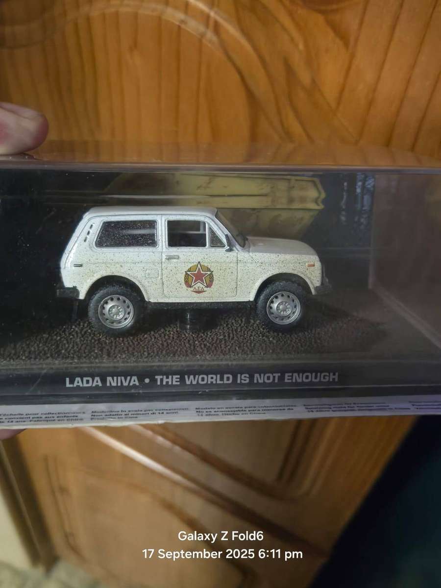 LADA NIVA #116 James Bond Car Collection - The World Is Not Enough DieCast Model