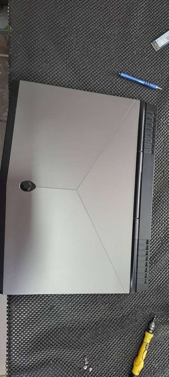 ** Broken ** Alienware laptop