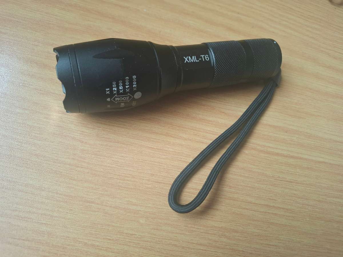 LED flashlight (batteries)