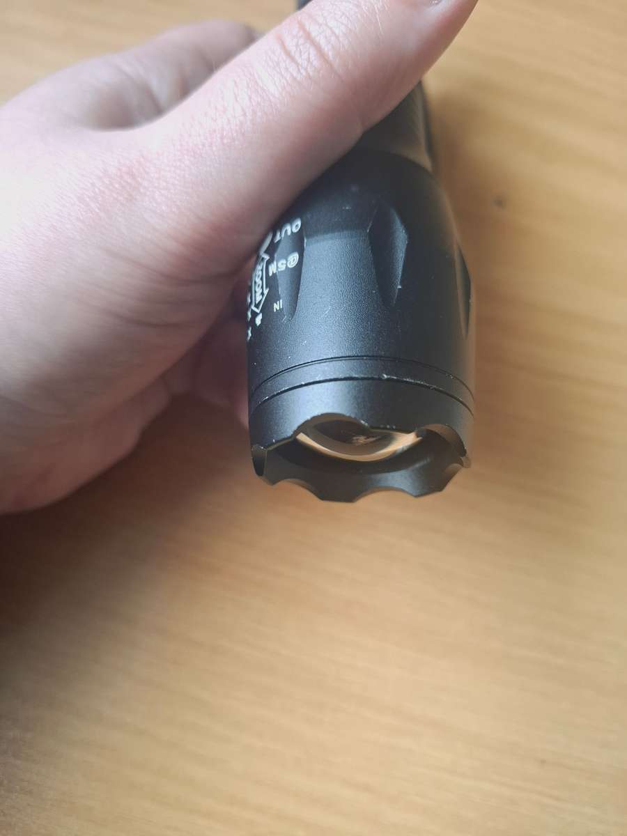 LED flashlight (batteries)