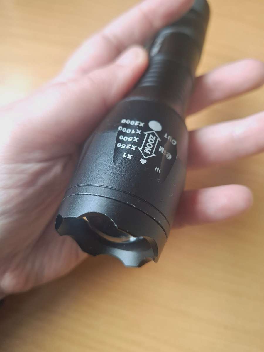 LED flashlight (batteries)