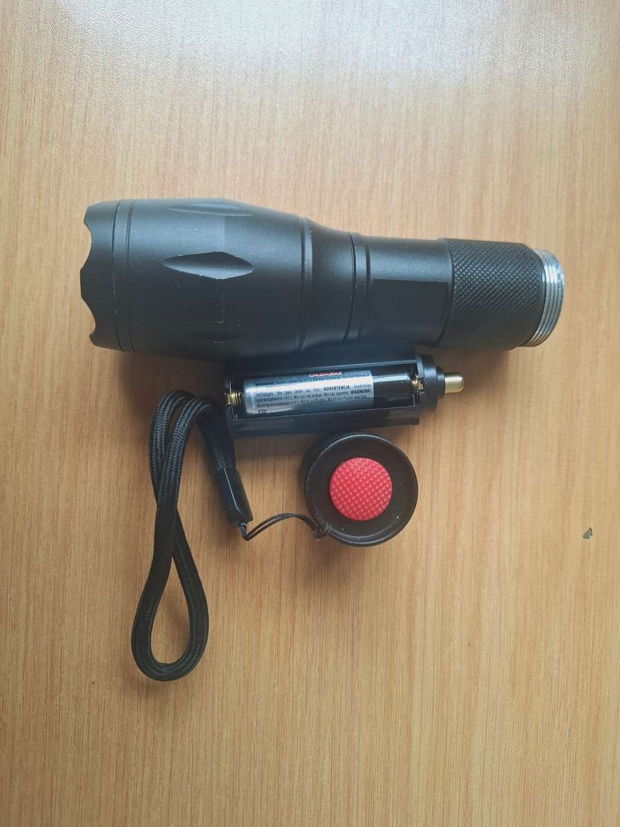 LED flashlight (batteries)