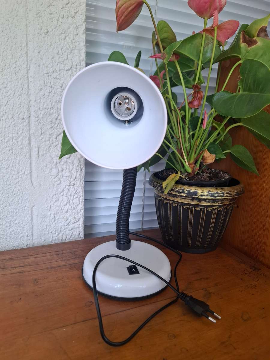 Adjustable bed side table lamp