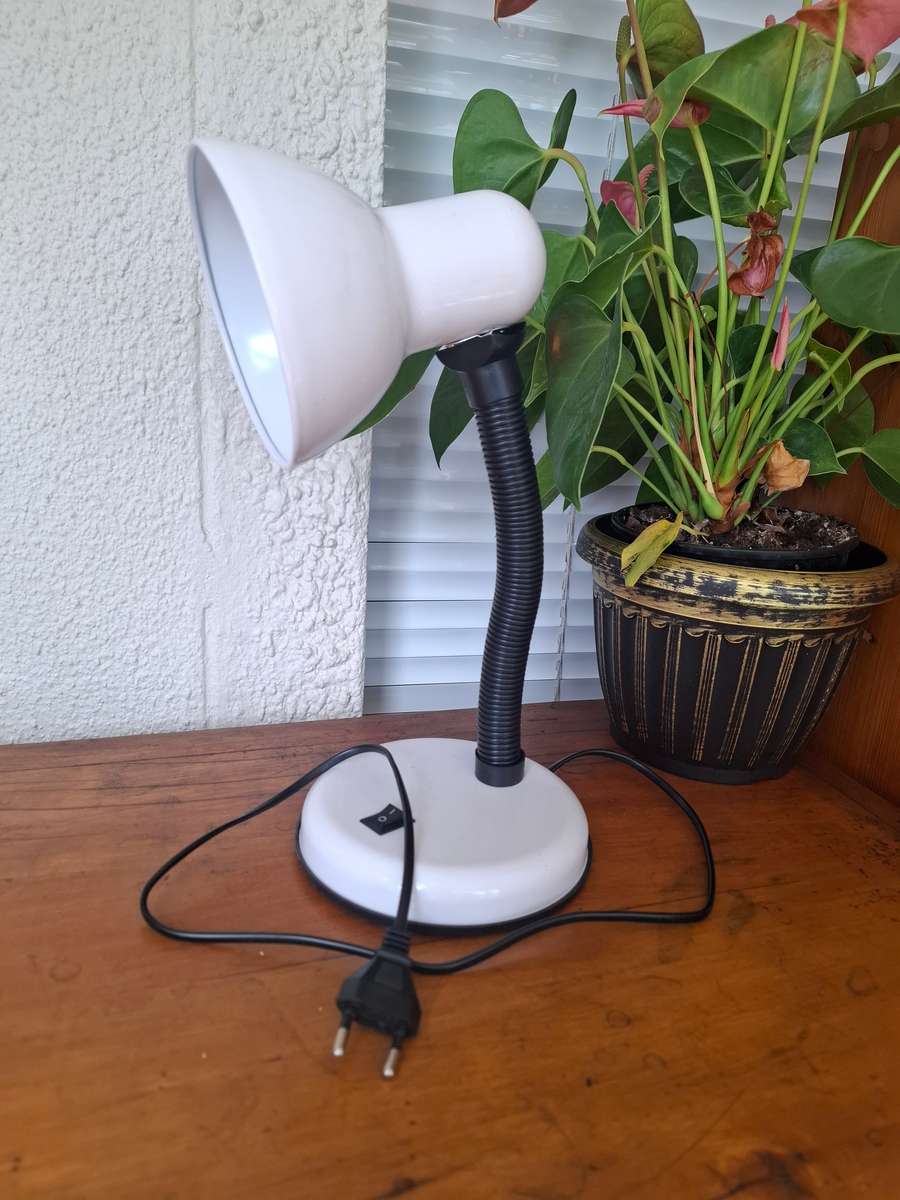 Adjustable bed side table lamp