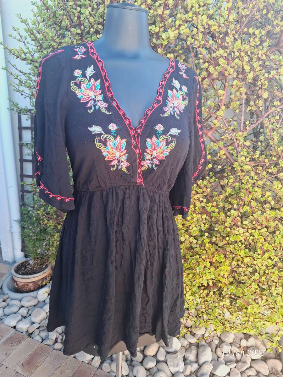 FOREVER 21 Boho Black Embroidered Mini Dress -M