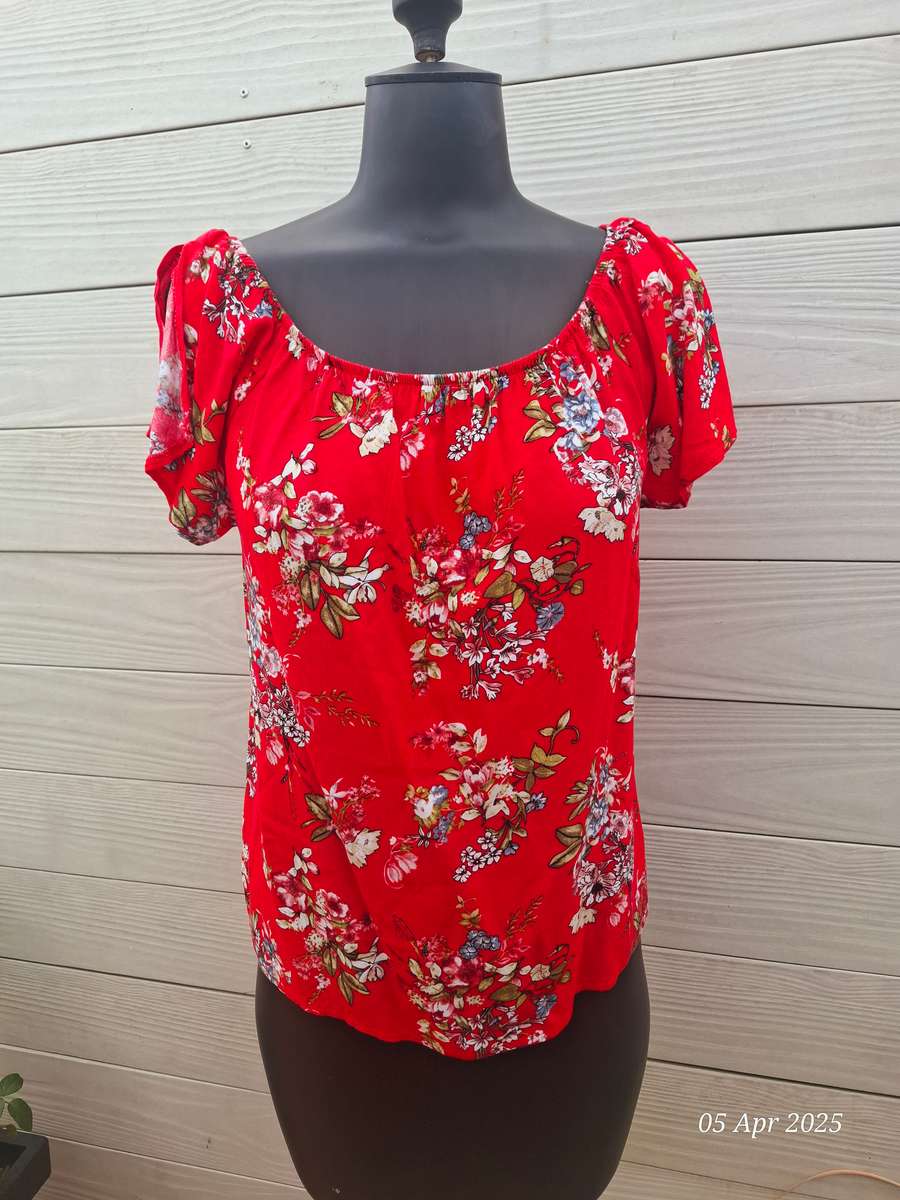 Red floral top - 40