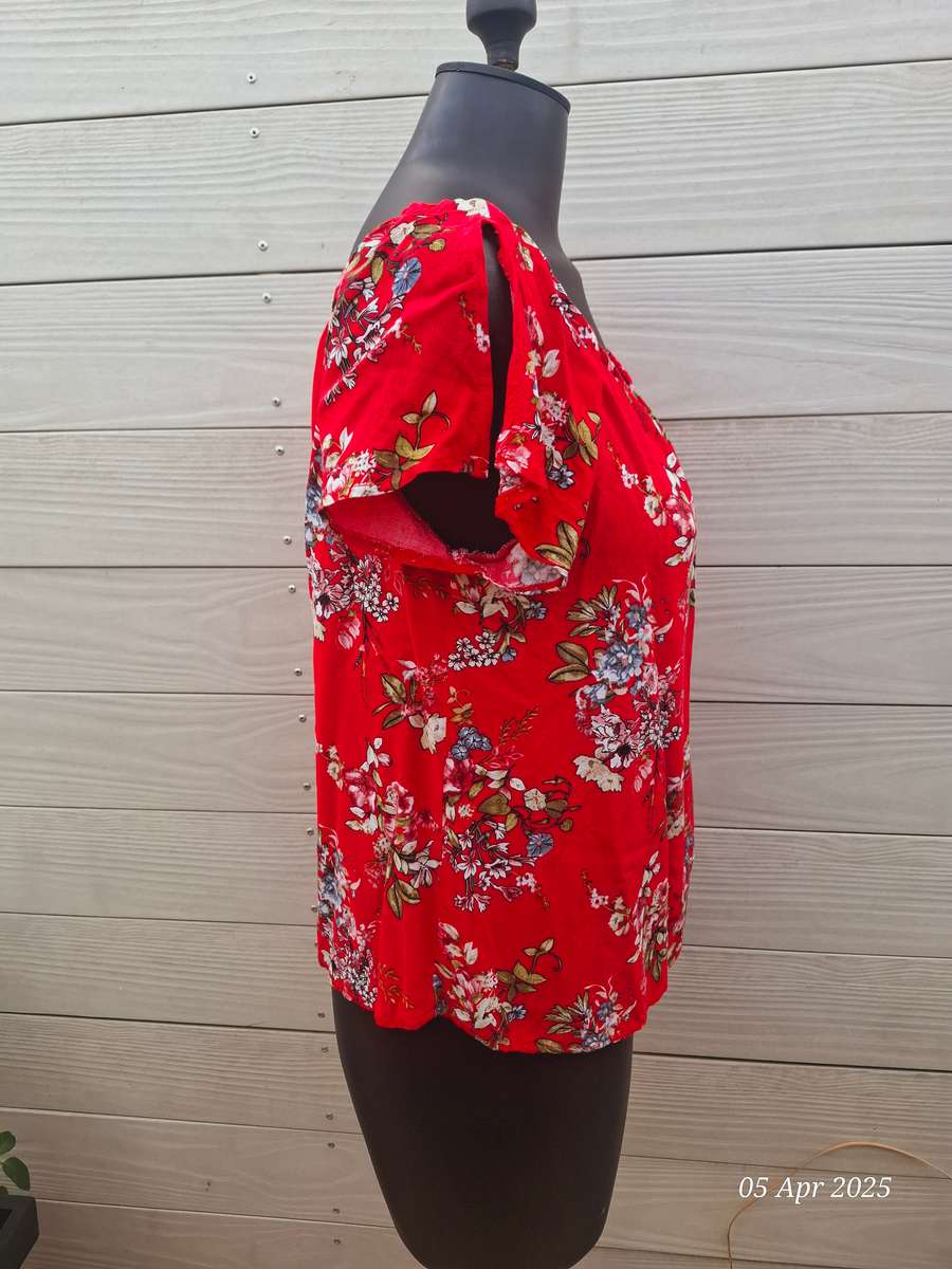Red floral top - 40