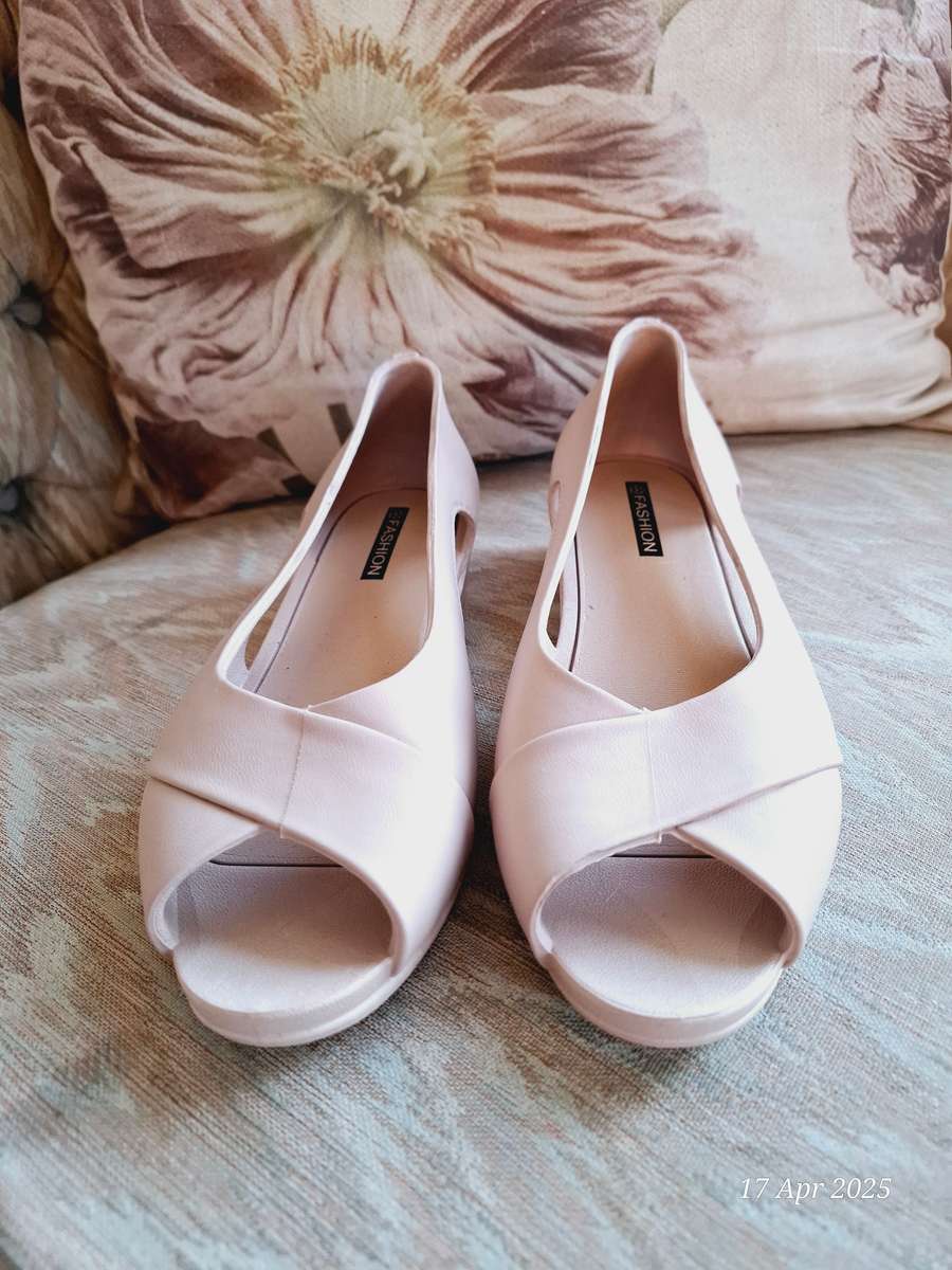 NEW ladies peep toe sandal - 40/6