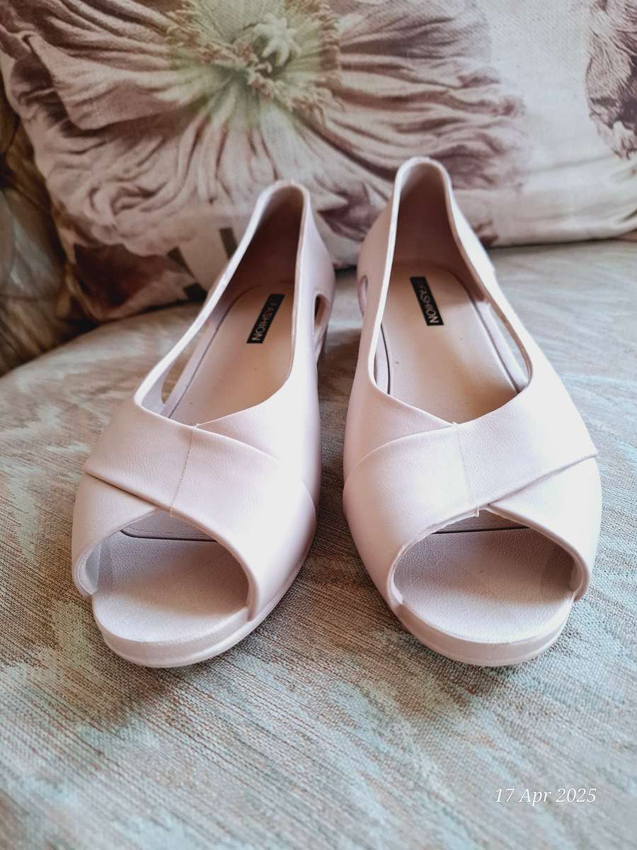 NEW ladies peep toe sandal - 40/6