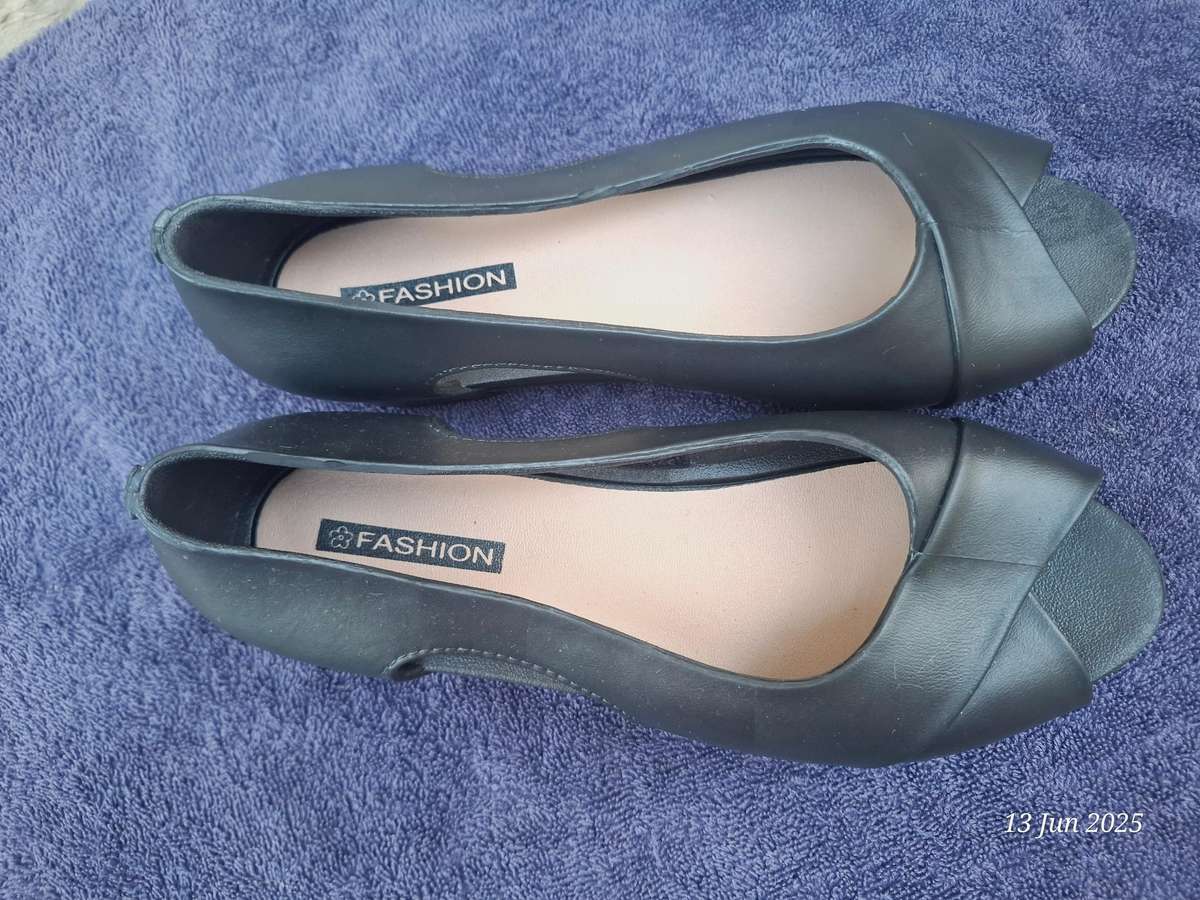 NEW ladies peep toe sandal - 40/6