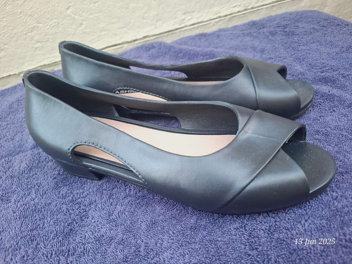 NEW ladies peep toe sandal - 40/6