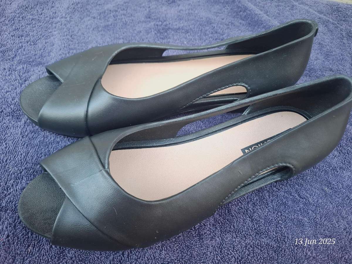 NEW ladies peep toe sandal - 40/6