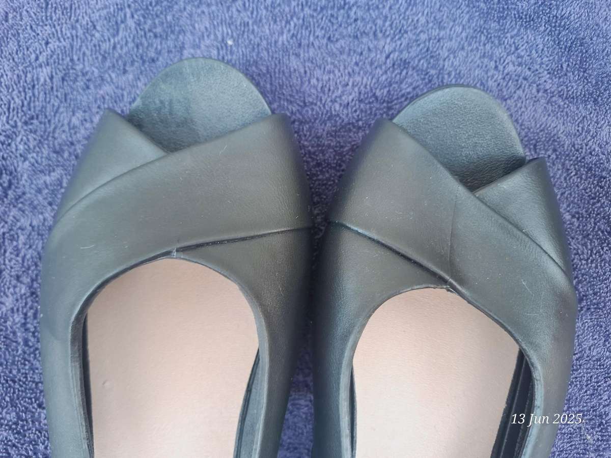 NEW ladies peep toe sandal - 40/6