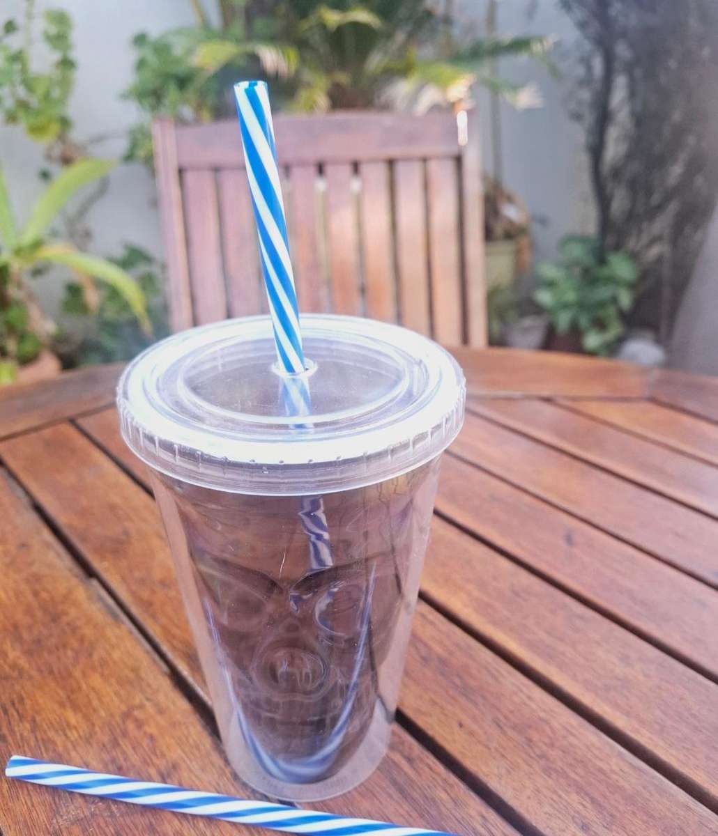 Skull drink glass with twist lid and 2 x straws
