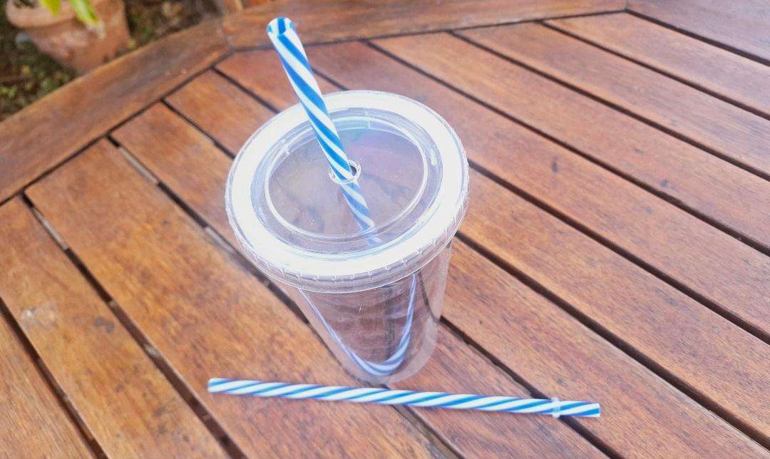 Skull drink glass with twist lid and 2 x straws