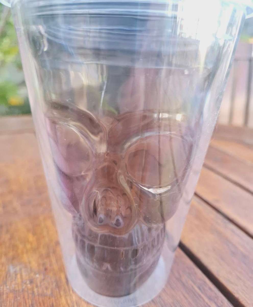 Skull drink glass with twist lid and 2 x straws