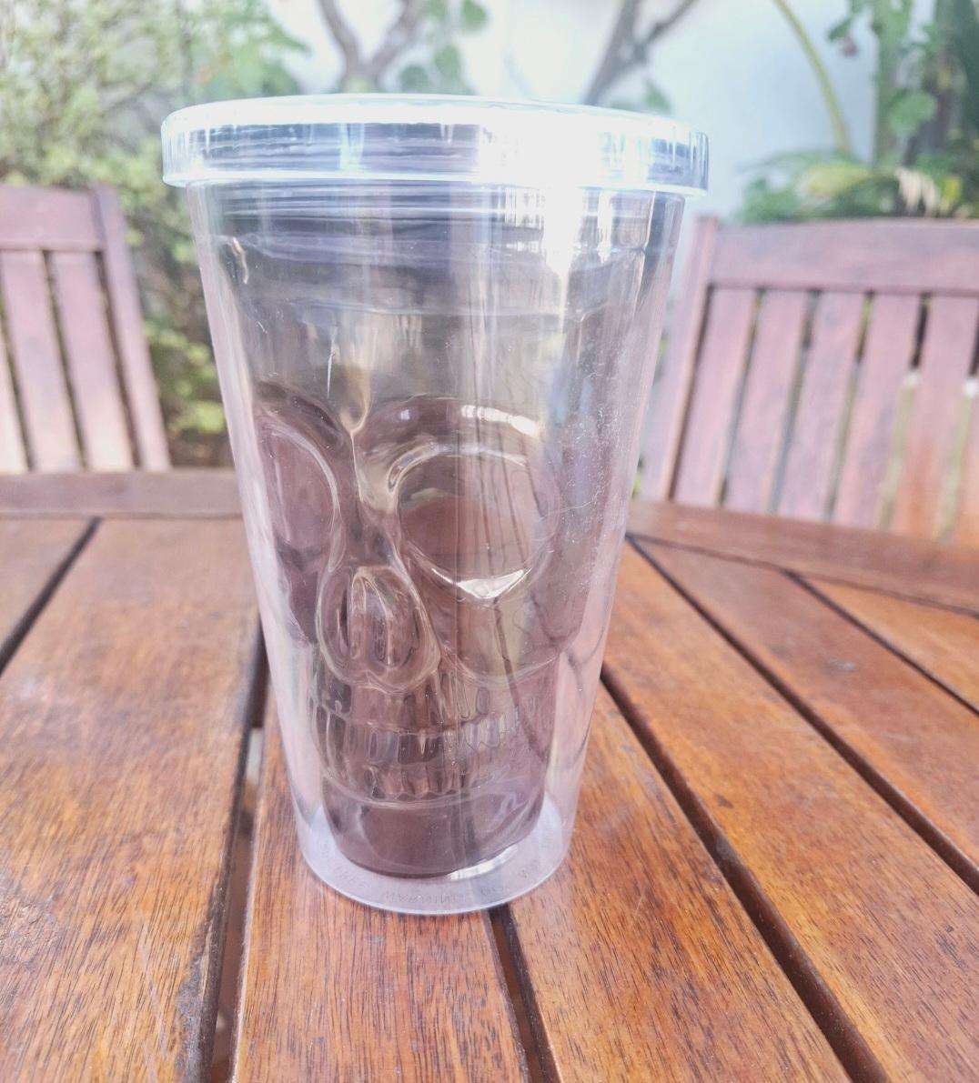 Skull drink glass with twist lid and 2 x straws