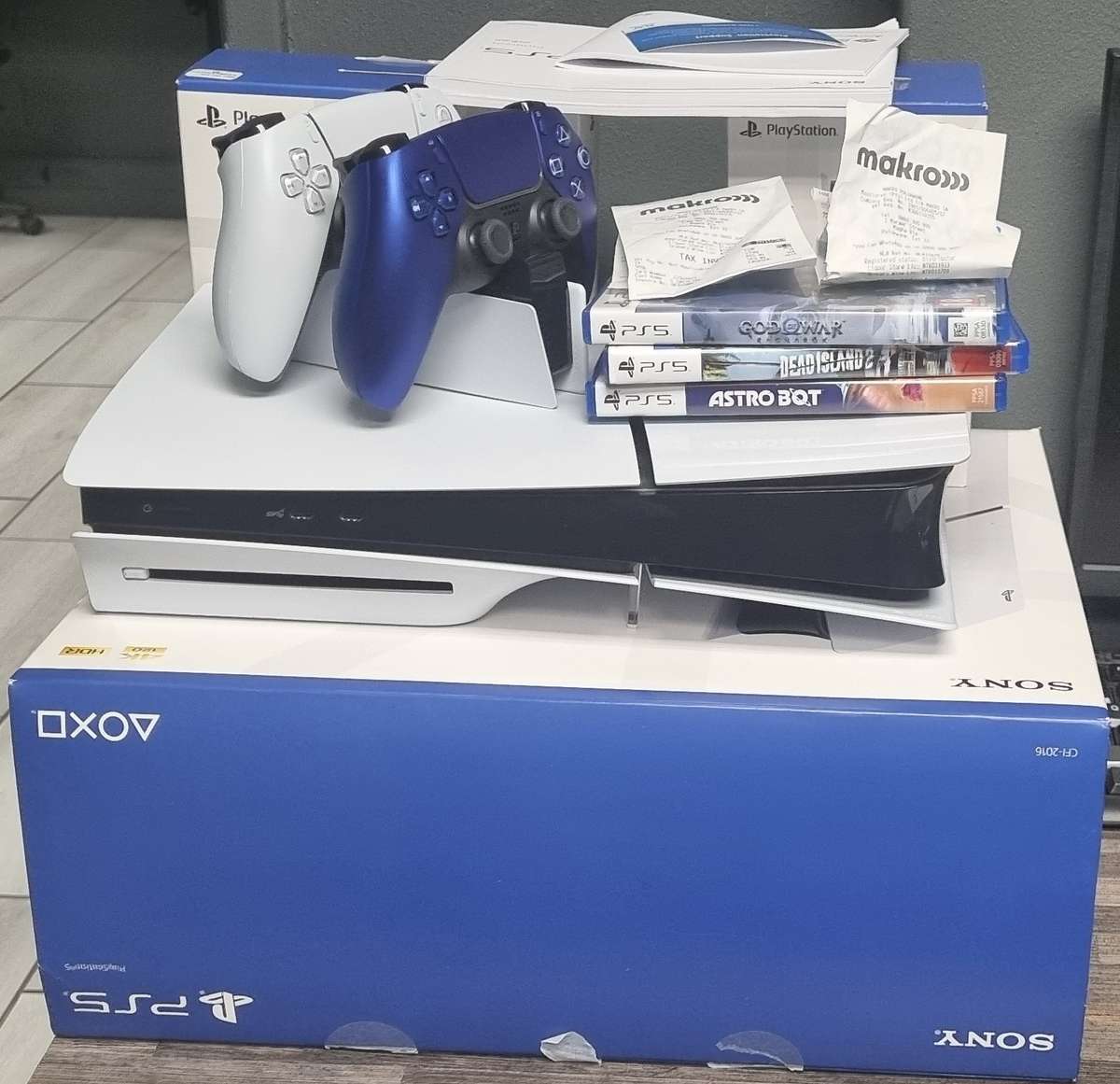 PS5 Slim Disk edition (As NEW) with 3 games & 2 controlers (Playstation 5).