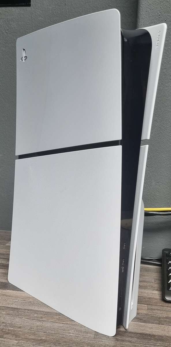 PS5 Slim Disk edition (As NEW) with 3 games & 2 controlers (Playstation 5).