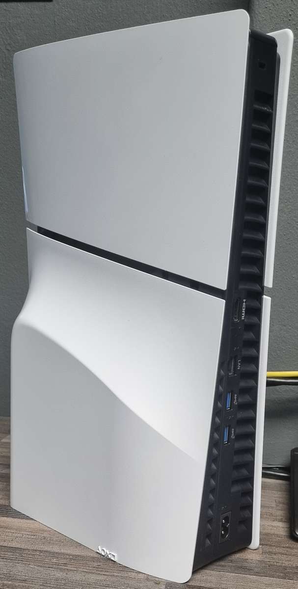 PS5 Slim Disk edition (As NEW) with 3 games & 2 controlers (Playstation 5).