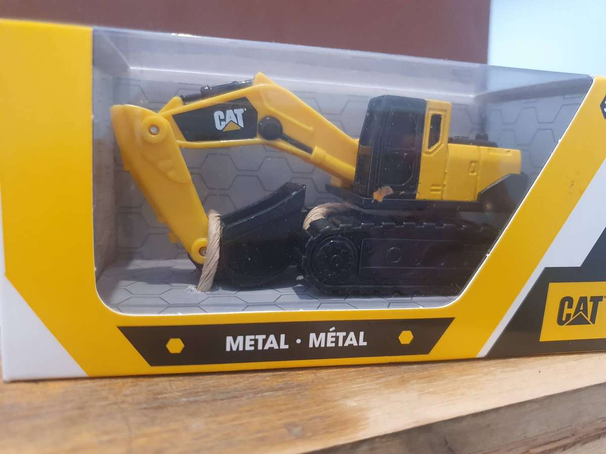 CAT   FRONT HOE    DIE CAST     SCALE  143