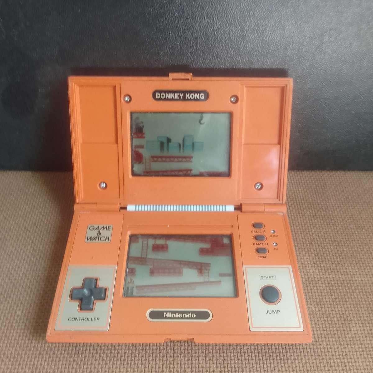 Extremely Scares 1983 Nintendo Donkey Kong multi screen game and watch -  working!!!