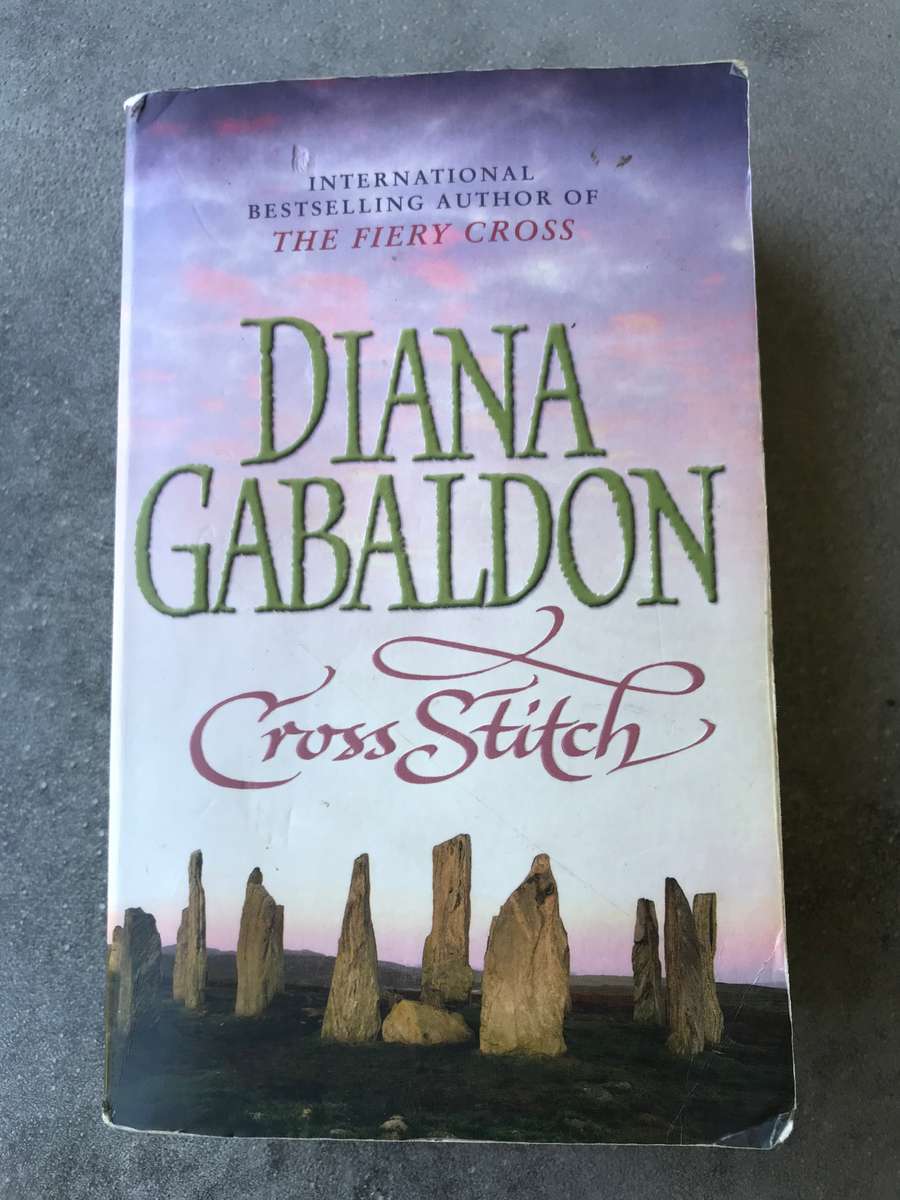 Cross Stitch (Outlander #1) by Diana Gabaldon [Paperback: Average]