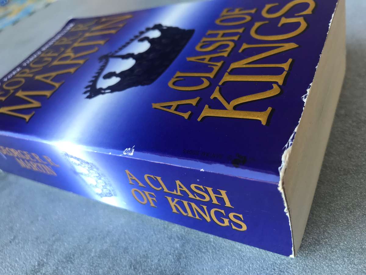 A Clash of Kings (Song of Ice and Fire #2) by George R.R. Martin [Paperback: Very Good]