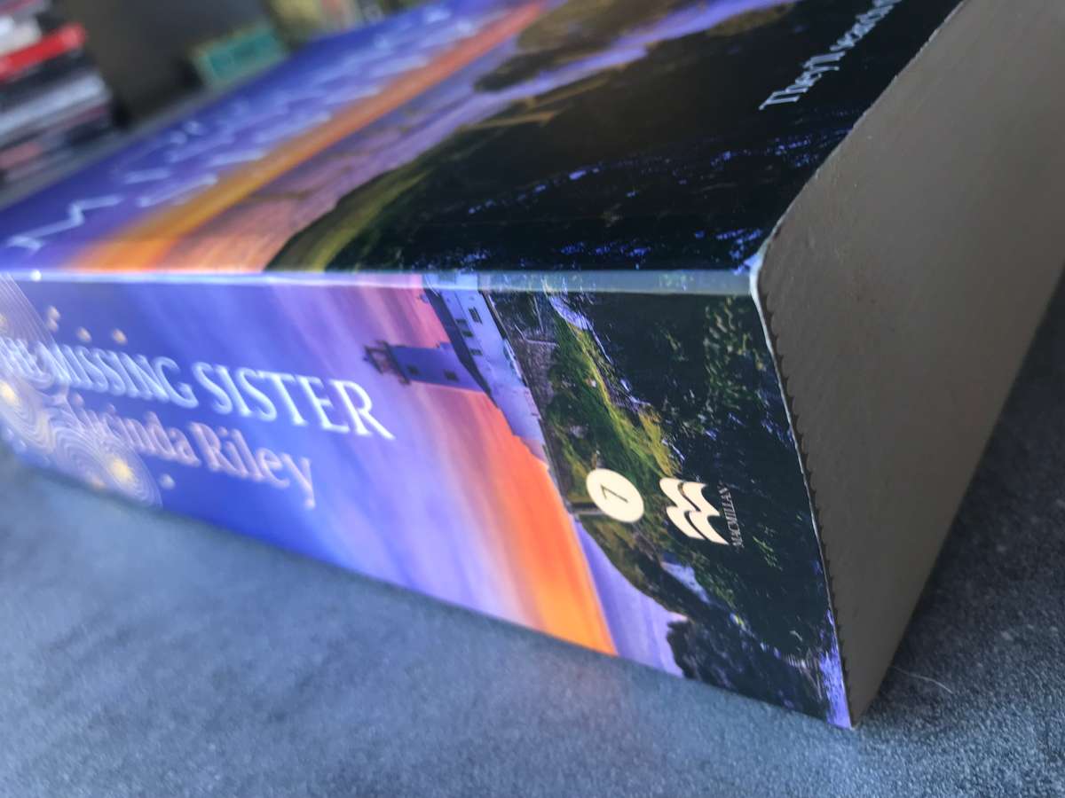 The Missing Sister (Seven Sisters #7) by Lucinda Riley [Large Paperback: Excellent]