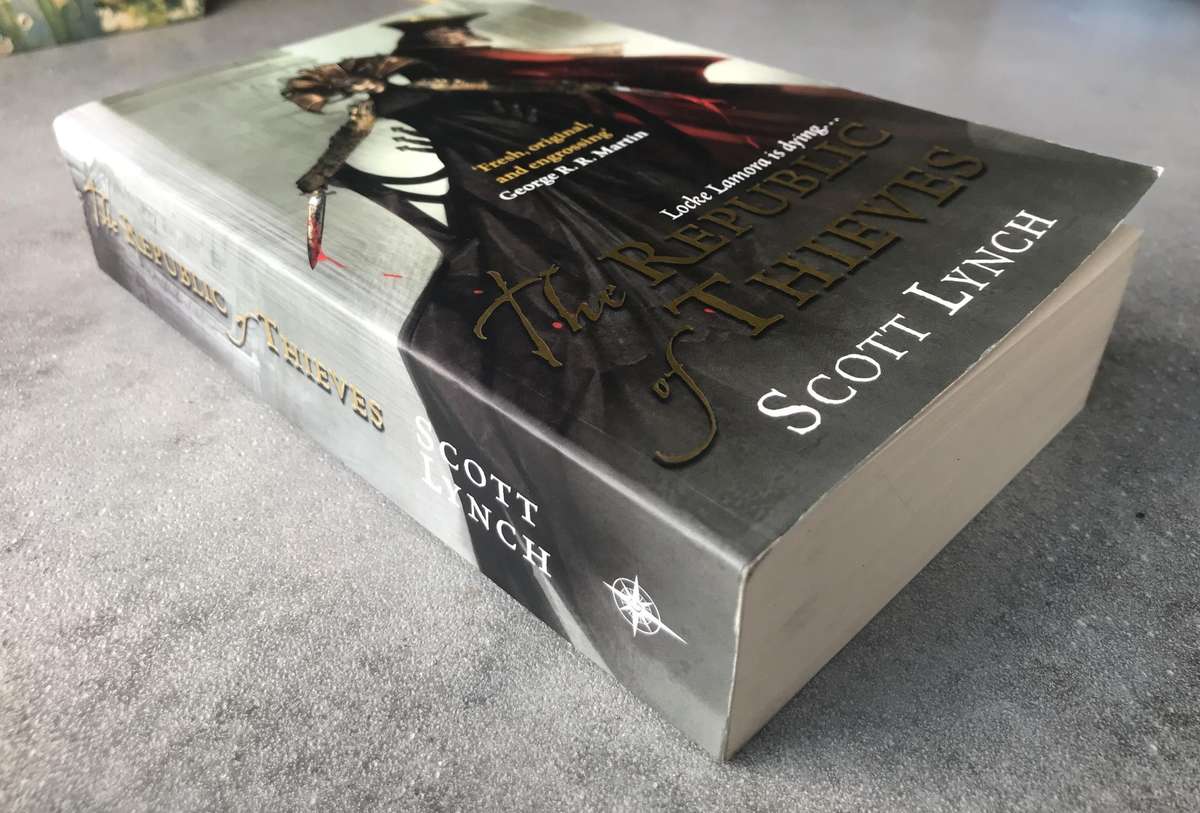 The Republic of Thieves (Gentleman Bastard #3) by Scott Lynch [Paperback: Like New]