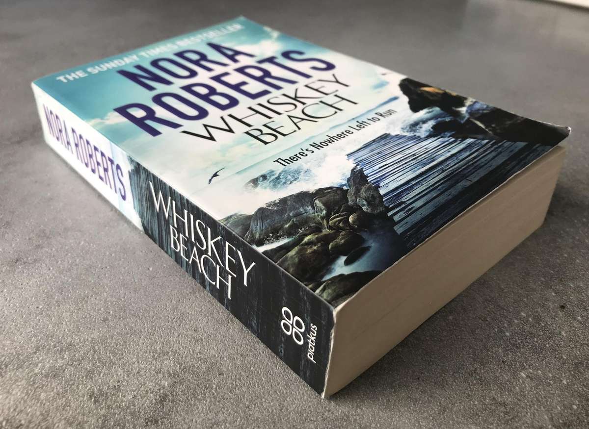 Whiskey Beach by Nora Roberts [Paperback: Excellent]